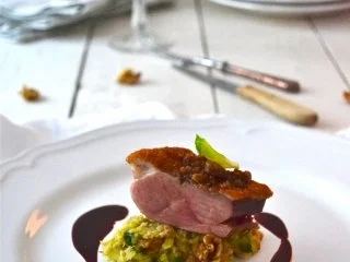 Krosse Gänsebrust mit Spekulatiusknusper, Rosenkohl-Walnuss-Püree und Glühweinsirup - Rezept - Bild Nr. 5