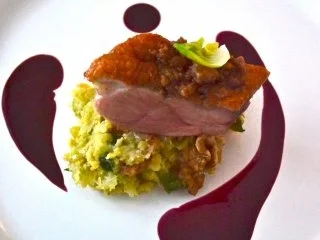 Krosse Gänsebrust mit Spekulatiusknusper, Rosenkohl-Walnuss-Püree und Glühweinsirup - Rezept - Bild Nr. 6