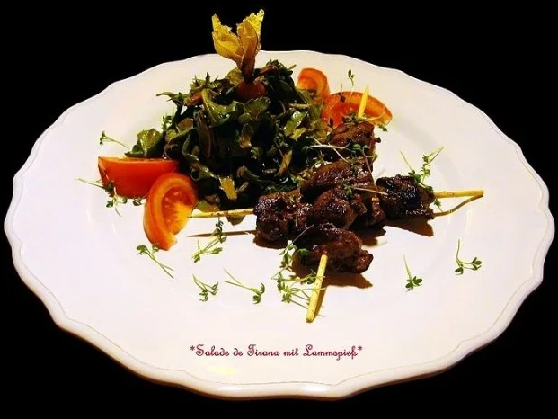 Salade de Tirana mit Lammspieße - Rezept