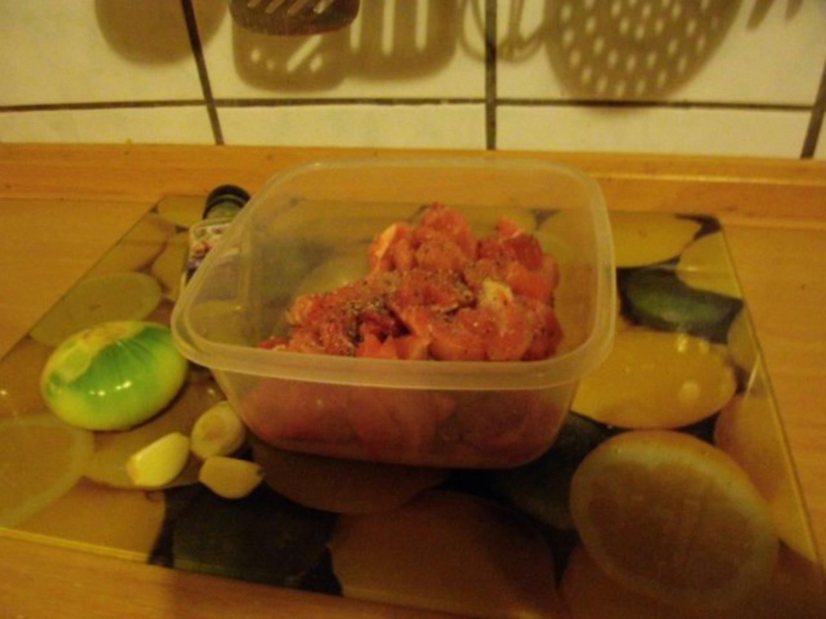Zwiebelfleisch mit Zwiebel Kartoffelpü und Apfelmöhrensalat - einfach ...