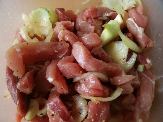 Rezept: Zwiebelfleisch.....mit Zwiebel-Kartoffelpü und Apfelmöhrensalat Bild Nr. 3 Zwiebelfleisch.....mit Zwiebel-Kartoffelpü und Apfelmöhrensalat - Rezept - Bild Nr. 3