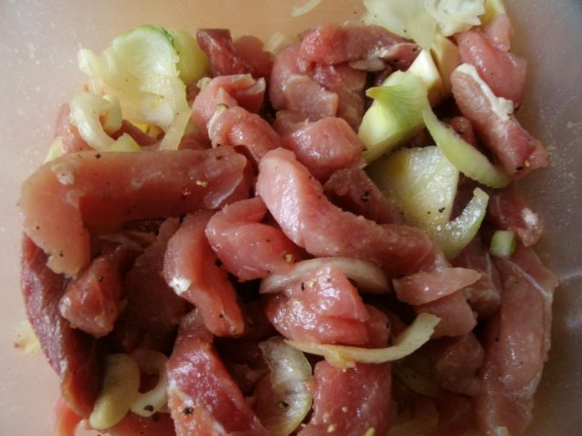 Zwiebelfleisch mit Zwiebel Kartoffelpü und Apfelmöhrensalat - einfach ...