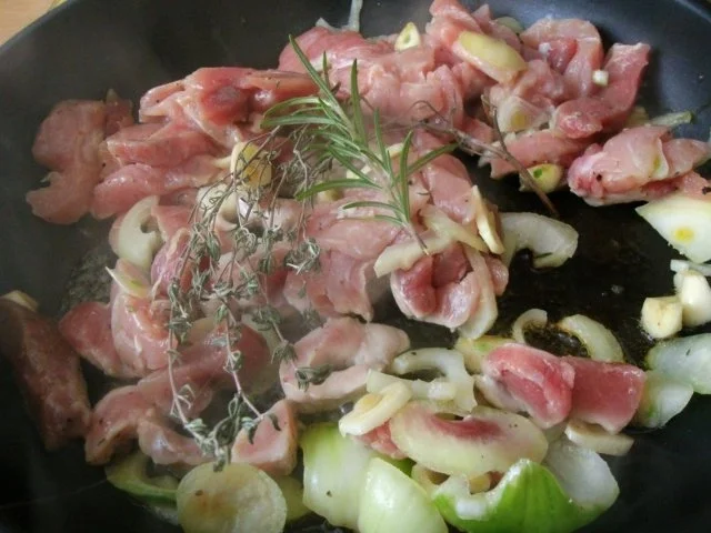 Rezept: Zwiebelfleisch.....mit Zwiebel-Kartoffelpü und Apfelmöhrensalat Bild Nr. 4 Zwiebelfleisch.....mit Zwiebel-Kartoffelpü und Apfelmöhrensalat - Rezept - Bild Nr. 4