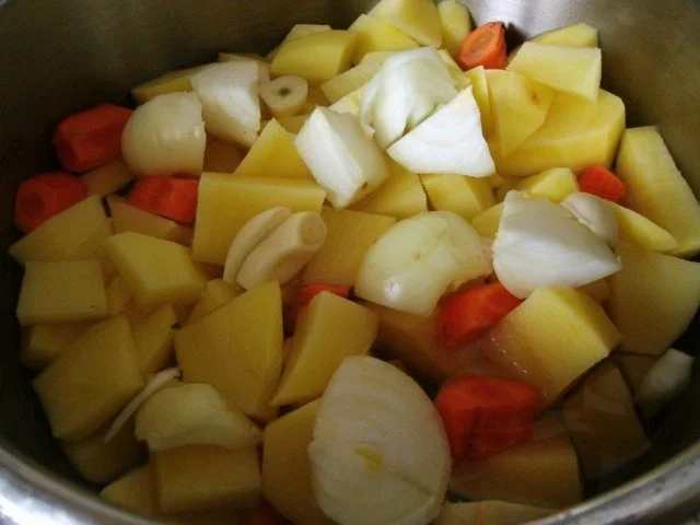 Rezept: Zwiebelfleisch.....mit Zwiebel-Kartoffelpü und Apfelmöhrensalat Bild Nr. 9 Zwiebelfleisch.....mit Zwiebel-Kartoffelpü und Apfelmöhrensalat - Rezept - Bild Nr. 9