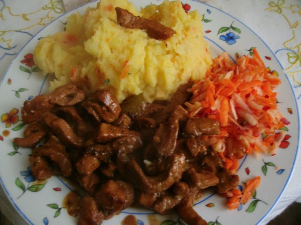Zwiebelfleisch mit Zwiebel Kartoffelpü und Apfelmöhrensalat - einfach ...