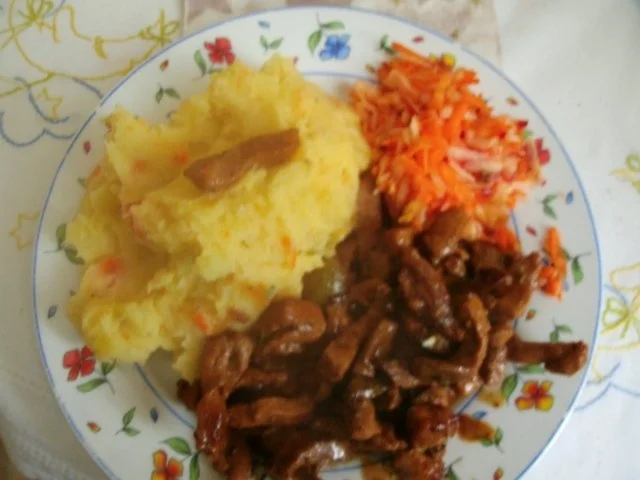 Rezept: Zwiebelfleisch.....mit Zwiebel-Kartoffelpü und Apfelmöhrensalat Bild Nr. 15 Zwiebelfleisch.....mit Zwiebel-Kartoffelpü und Apfelmöhrensalat - Rezept - Bild Nr. 15