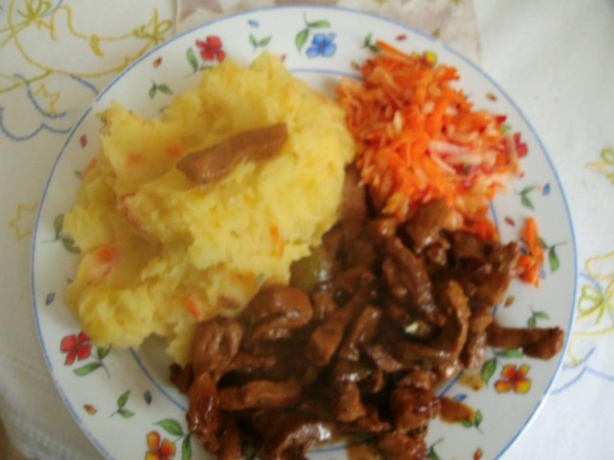 Zwiebelfleisch mit Zwiebel Kartoffelpü und Apfelmöhrensalat - einfach ...