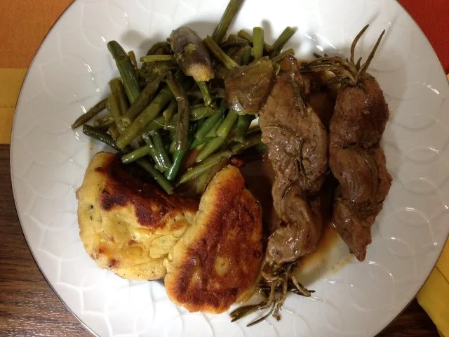 Rezept: Lammfilet auf Rosmarinspieß mit grünen Feigenbohnen und Macaire-Kartoffeln Bild Nr. 3 Lammfilet auf Rosmarinspieß mit grünen Feigenbohnen und Macaire-Kartoffeln - Rezept - Bild Nr. 3