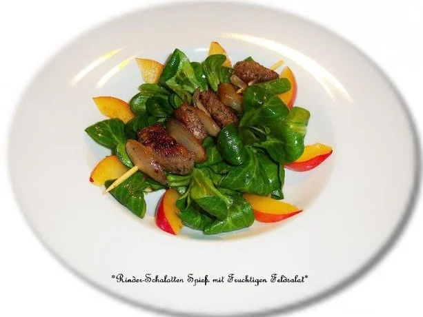 Rinder Schalotten Spieß mit fruchtigen Feldsalat - Rezept