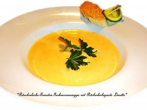 Rezept: Räucherlachs-Tomaten-Gurkencremesuppe mit Rächerlachspaste Limette Räucherlachs-Tomaten-Gurkencremesuppe mit Rächerlachspaste Limette - Rezept