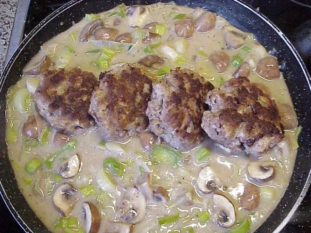 Senf-Frikadellen mit Pilz-Porree-Gemüse - Rezept