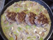 Senf-Frikadellen mit Pilz-Porree-Gemüse - Rezept