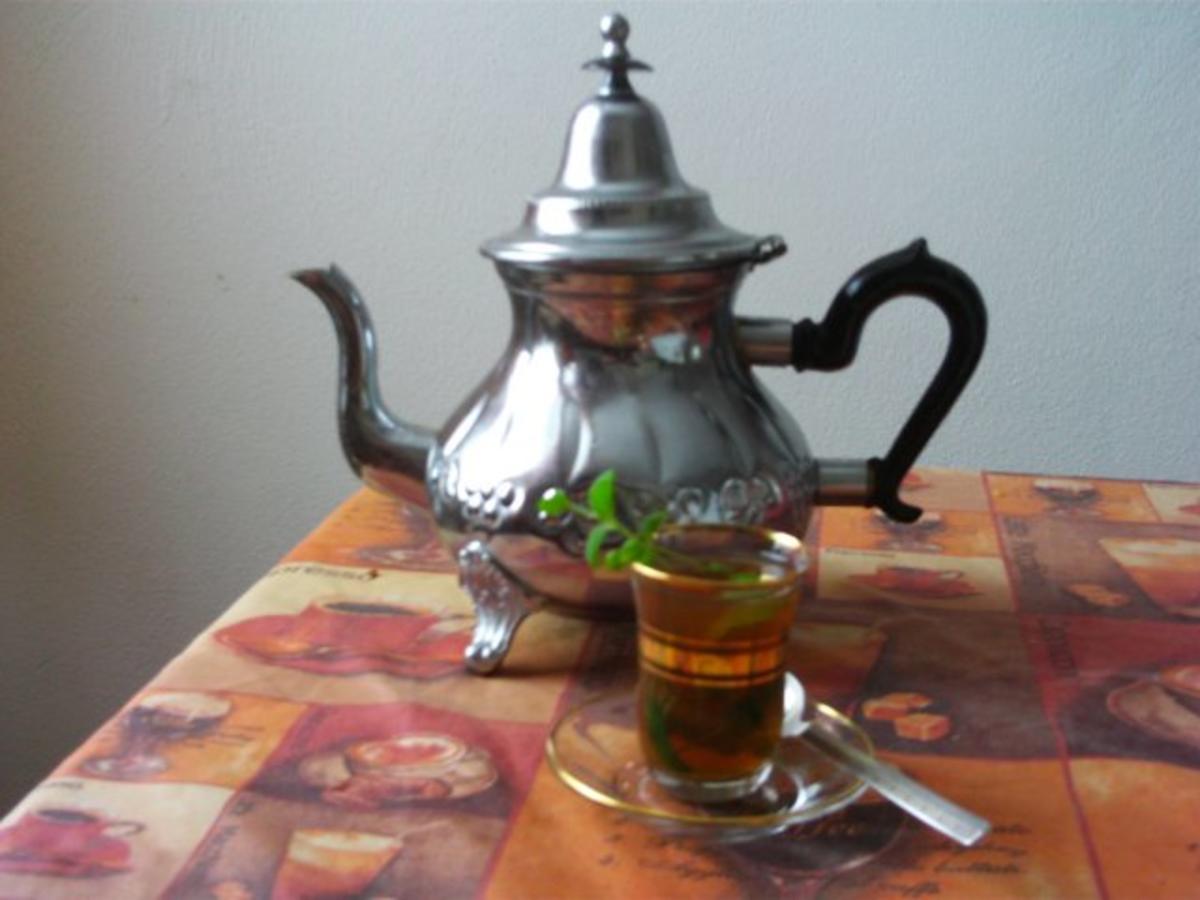 Bilder für Attäi bel Nanaa - Tee mit frischer Minze - Rezept