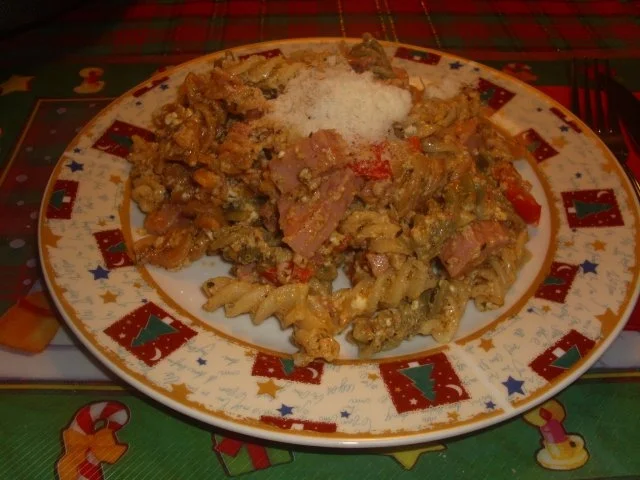 Nudelpfanne mit Jagdwurst und Schafskäse - Rezept