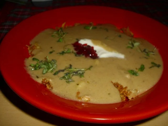 Rezept: Apfel-Pilz-Süppchen mit frischem Thymian Apfel-Pilz-Süppchen mit frischem Thymian - Rezept