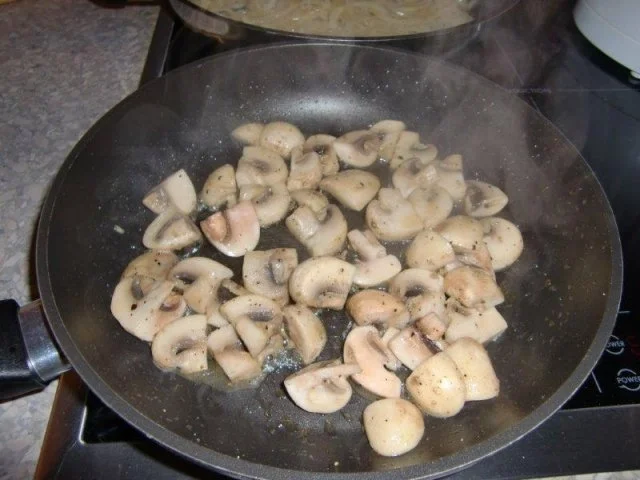 Rezept: Schweinefilet mit gerösteten Zwiebeln und Champignons à la Heiko Bild Nr. 5 Schweinefilet mit gerösteten Zwiebeln und Champignons à la Heiko - Rezept - Bild Nr. 5