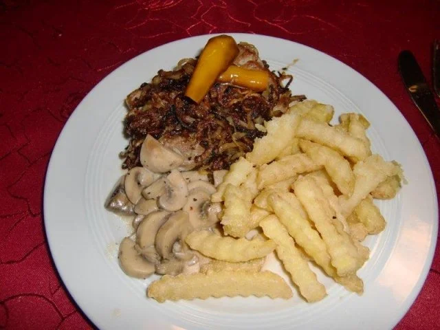 Rezept: Schweinefilet mit gerösteten Zwiebeln und Champignons à la Heiko Schweinefilet mit gerösteten Zwiebeln und Champignons à la Heiko - Rezept