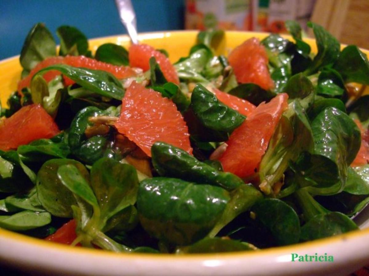 Feldsalat mit Blutorangenfilets und karamellisierten Sonnenblumenkernen ...