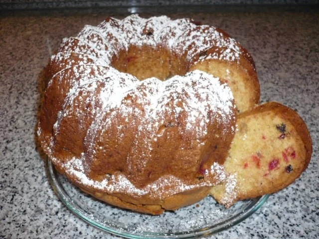 Histaminarmer Dinkelnapfkuchen mit Marzipan und kandierten Kirschen - Rezept