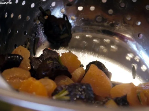 Schweinefilet mit beschwipstem Trockenobst, Spätzle und Rosenkohl - Rezept - Bild Nr. 4