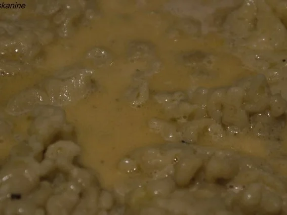 Schweinefilet mit beschwipstem Trockenobst, Spätzle und Rosenkohl - Rezept - Bild Nr. 15