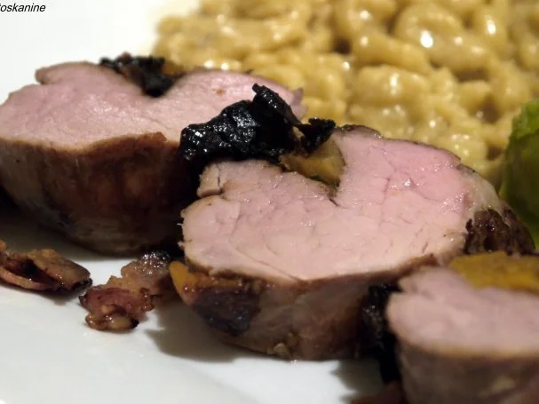 Schweinefilet mit beschwipstem Trockenobst, Spätzle und Rosenkohl - Rezept