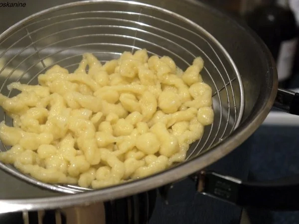 Schweinefilet mit beschwipstem Trockenobst, Spätzle und Rosenkohl - Rezept - Bild Nr. 10