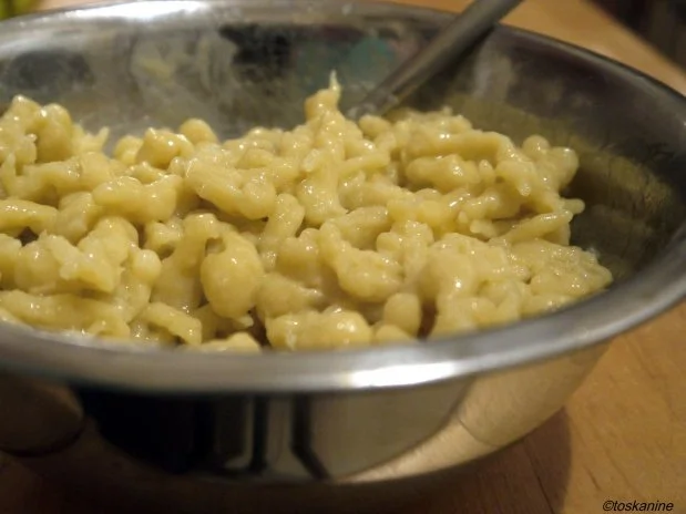 Schweinefilet mit beschwipstem Trockenobst, Spätzle und Rosenkohl - Rezept - Bild Nr. 11