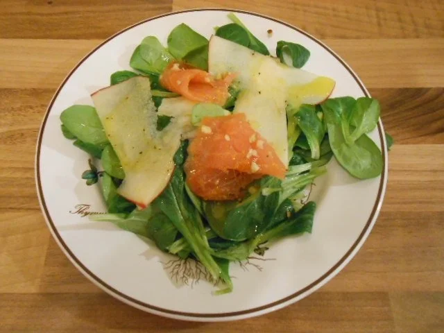 Feldsalat mit Adventslachs und Apfel - Rezept