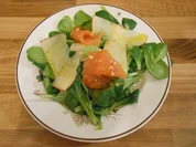 Feldsalat mit Adventslachs und Apfel - Rezept