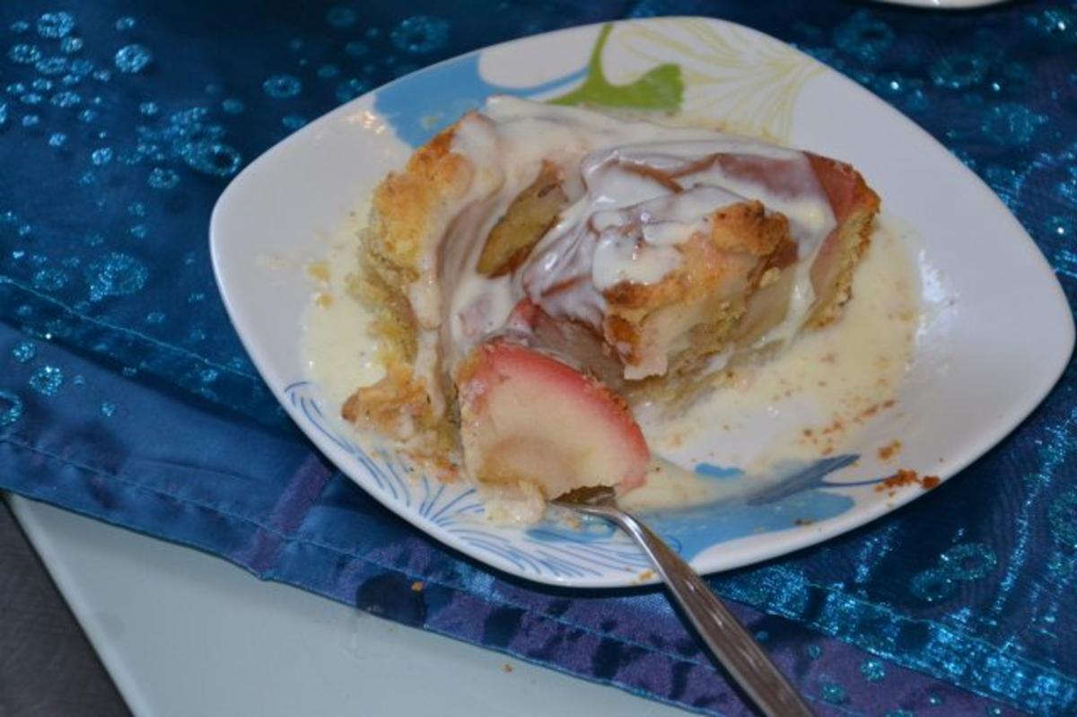 Backapfel-Marzipankuchen mit Vanillesauce - Rezept - kochbar.de