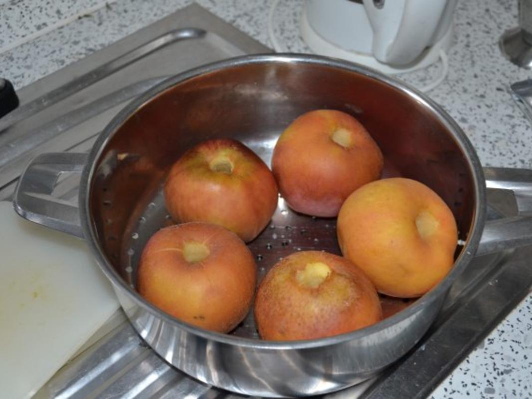 Backapfel-Marzipankuchen mit Vanillesauce - Rezept - kochbar.de