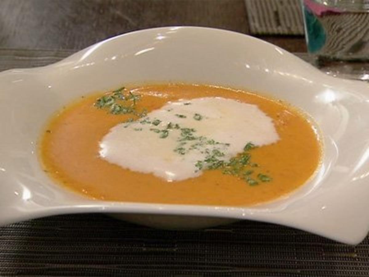 Pfirsich–Paprika-Suppe mit Sahnehaube und Petersilie - Rezept - kochbar.de