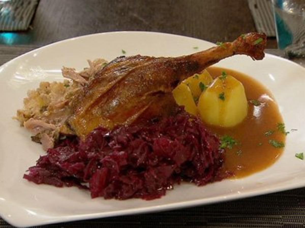 Bilder für Gefüllte Ente mit Apfel Rotkohl und Preiselbeer-Sauce - Rezept