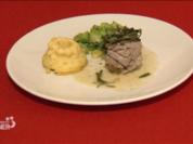 Kalbsfilet mit Kräuterfüllung, dazu Polenta-Törtchen und Rosenkohl - Rezept