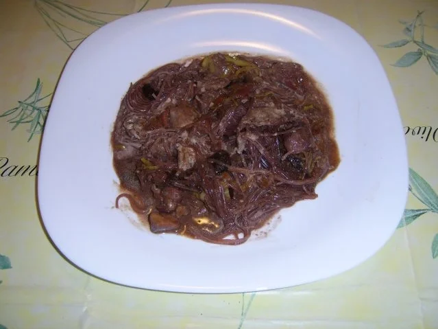 Rezept: Pflaumen-Hühnchen mit Glasnudeln als Auflauf Pflaumen-Hühnchen mit Glasnudeln als Auflauf - Rezept