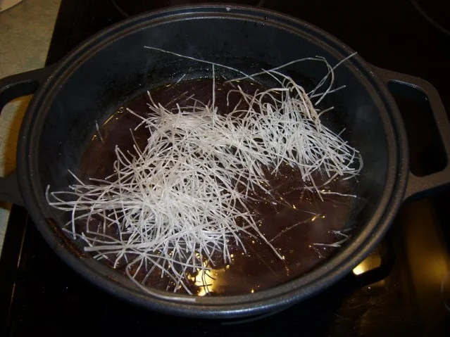 Rezept: Pflaumen-Hühnchen mit Glasnudeln als Auflauf Bild Nr. 4 Pflaumen-Hühnchen mit Glasnudeln als Auflauf - Rezept - Bild Nr. 4