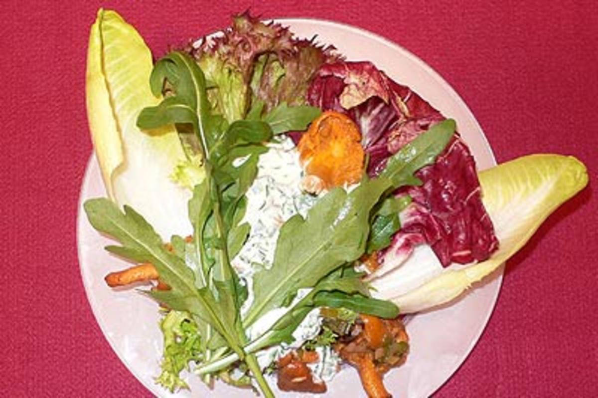 Salat mit warmen Pfifferlingen und Petersilienschmand - Rezept