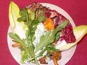 Rezept: Salat mit warmen Pfifferlingen und Petersilienschmand Salat mit warmen Pfifferlingen und Petersilienschmand - Rezept