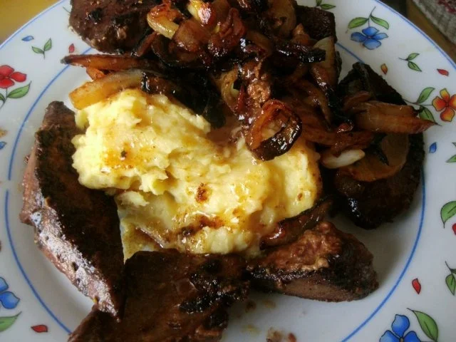 Rezept: Kartoffelbrei mit Leber und Zwiebelringen Bild Nr. 2 Kartoffelbrei mit Leber und Zwiebelringen - Rezept - Bild Nr. 2