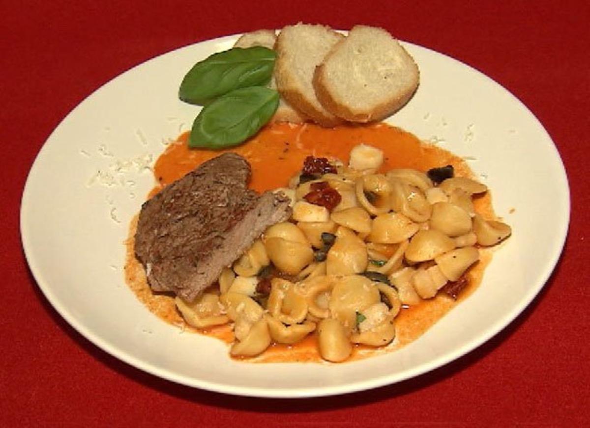 Bilder für Roastbeef in Paprikaschaumsaft mit Tintenfisch und Muscheln auf Orecchiette - Rezept