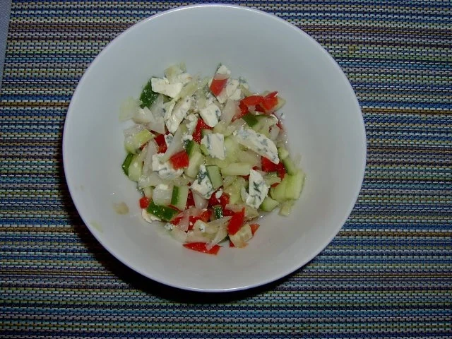 Würzig-pikanter gemischter Käsesalat mit Blauschimmelkäse - Rezept