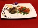 Fagotto di melanzane con ricotta, Vitello Tonnato und Bruschetta auf Rucolabett - Rezept