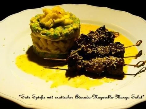 Sate Spieße mit exotischer Avocado-Mozarella-Mango Salat - Rezept