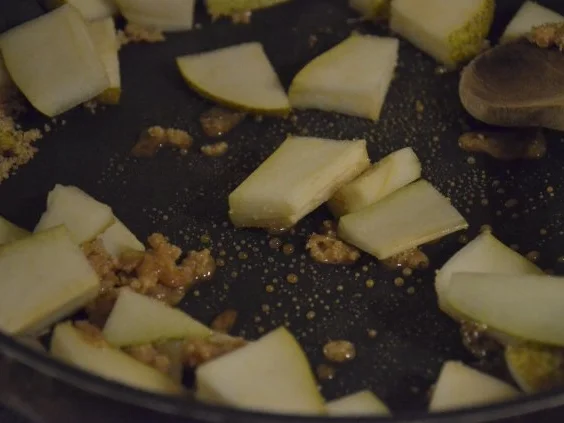 Rezept: Roqueforttarte mit karamellisierter Speck-Birne Bild Nr. 3 Roqueforttarte mit karamellisierter Speck-Birne - Rezept - Bild Nr. 3