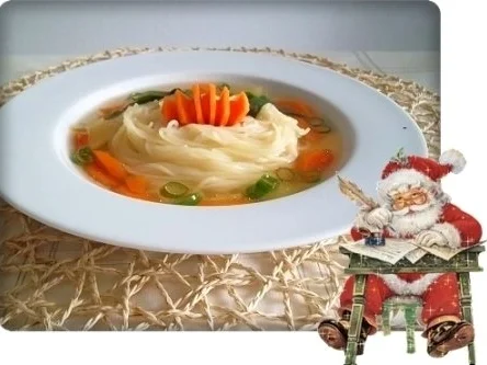 Weihnachtliche Hühnersuppe mit Nestnudeln - Rezept