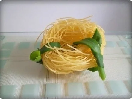 Weihnachtliche Hühnersuppe mit Nestnudeln - Rezept - Bild Nr. 3