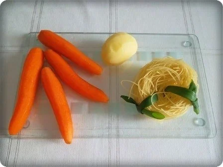 Weihnachtliche Hühnersuppe mit Nestnudeln - Rezept - Bild Nr. 4