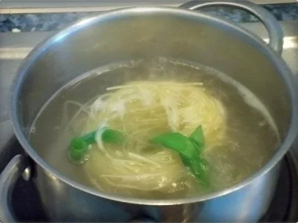 Weihnachtliche Hühnersuppe mit Nestnudeln - Rezept - Bild Nr. 7