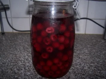 Hinbeerlikör aufgesetzt - Rezept